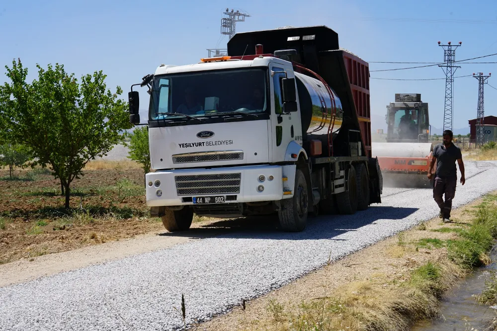 Yeşilyurt Belediyesi,yeni yol açma ve genişletme çalışmalarını sürdürüyor