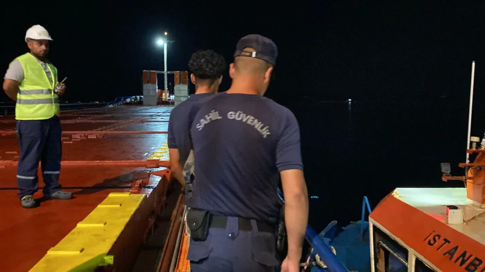 Yurt dışına kaçmak için gemide saklanan göçmenler kaptanın ihbarı sonucu yakalandı