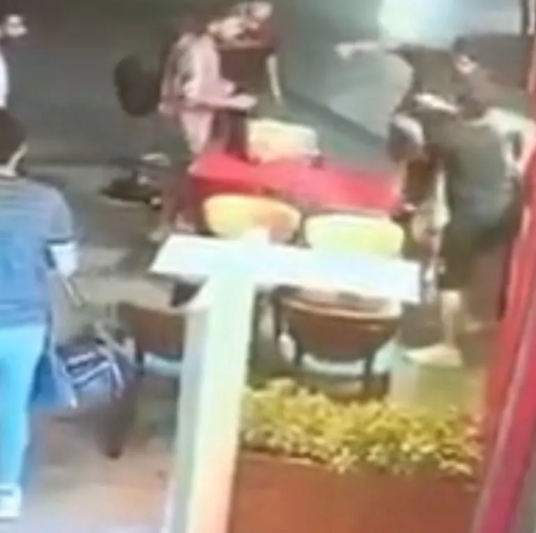 Eski eşinin sosyal medyadan yayın yaptığı kişiye bıçakla saldırdı; o anlar kamerada