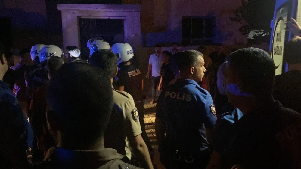 Babasının evini yaktı, alevler bir eve daha sıçradı; mahallelinin saldırdığı şüpheliyi polis kurtardı