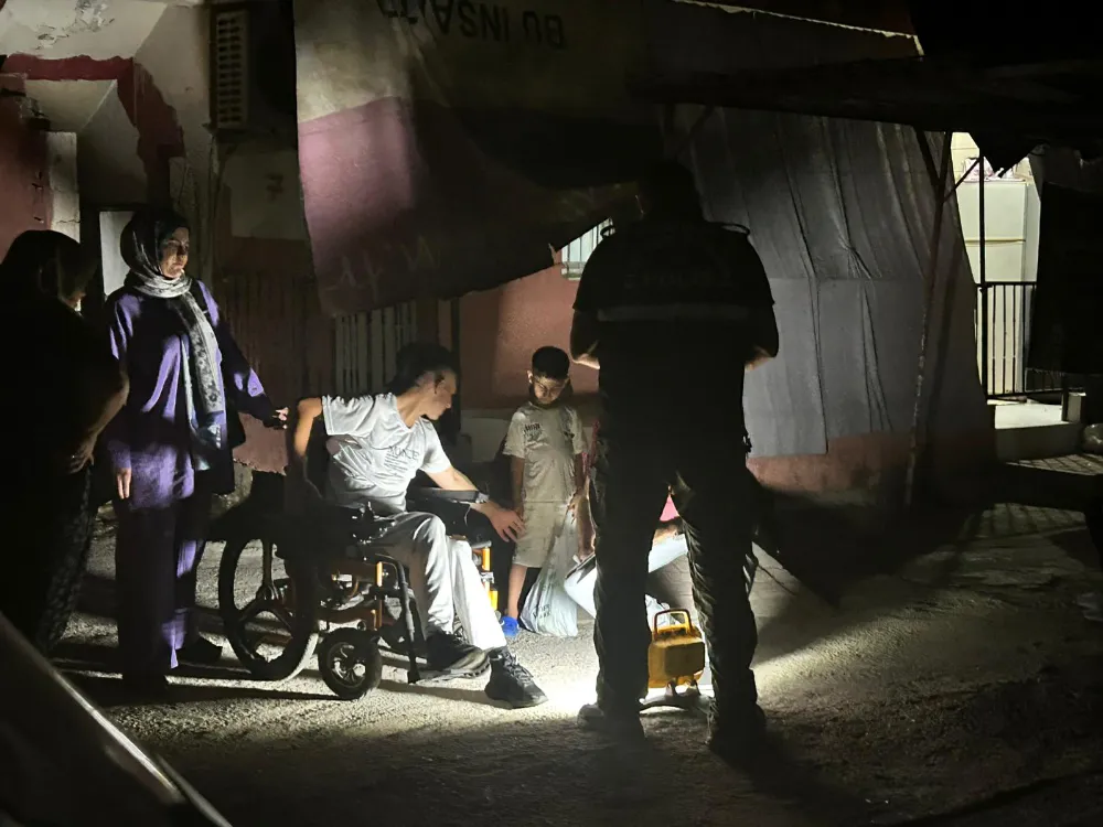 Kendisini savunmak isterken tartıştığı kişiyi tabancayla yaraladı