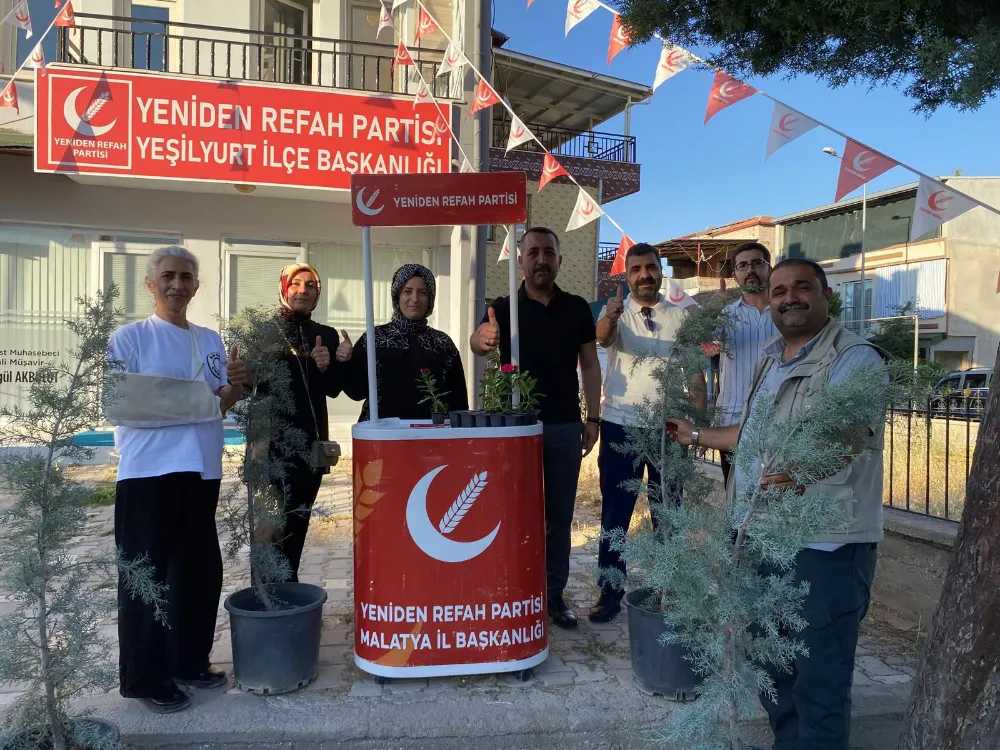 Yeniden Refah Partisi Malatya Kadın Kolları,fidan dağıtımında bulundu.