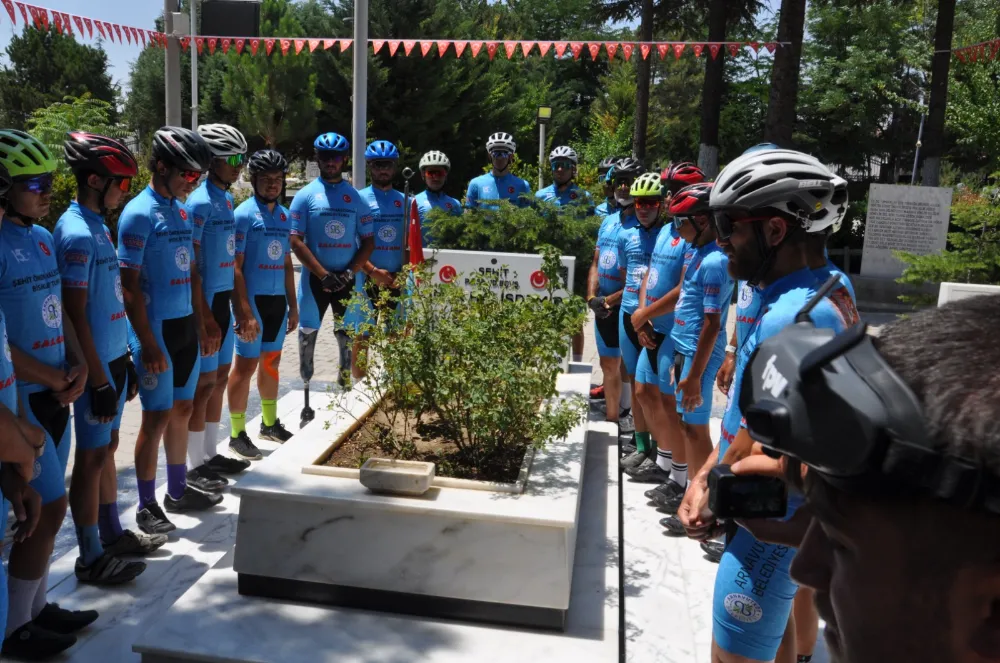 750 Km Pedal Çevirip Şehit Toprağını Ömer Halisdemir