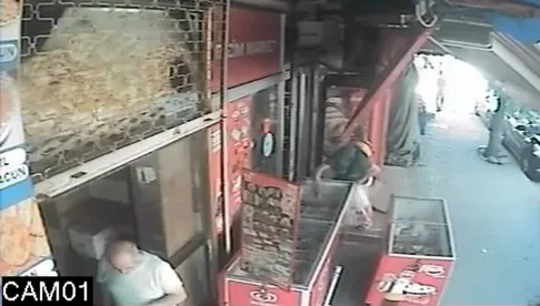 Dondurma çalarken yakalanan kadın, geri verip tekrar çaldı
