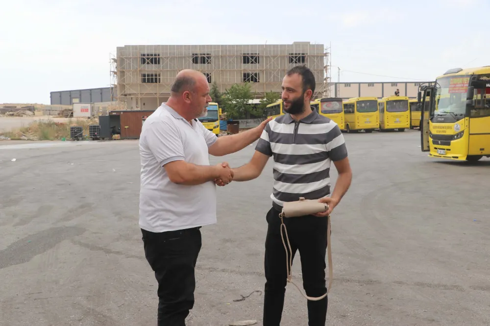 Otobüs şoförü, aracında unutulan içinde para ve altın olan çantayı sahibine ulaştırdı