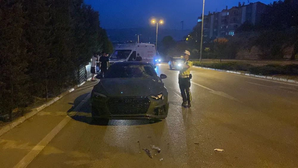 Karşıya geçerken otomobilin çarptığı genç , öldü