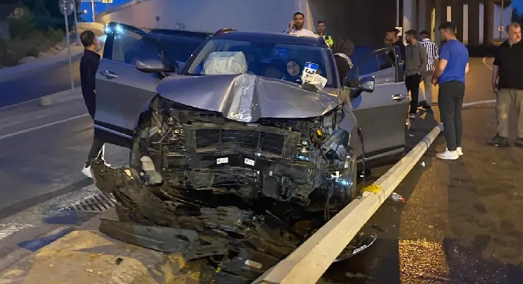 Arnavutköy’de otomobil elektrik direğine çarptı : 1’i çocuk 2 yaralı