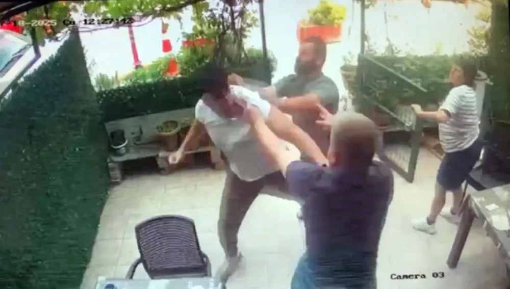 Hatalı park eden kız arkadaşını uyaran esnafı yumrukladı