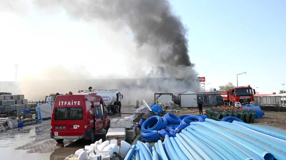 Büyükşehir Belediyesi,Ağbaba İnşaat Satış Bayii’nde Çıkan Yangına Müdahale Etti