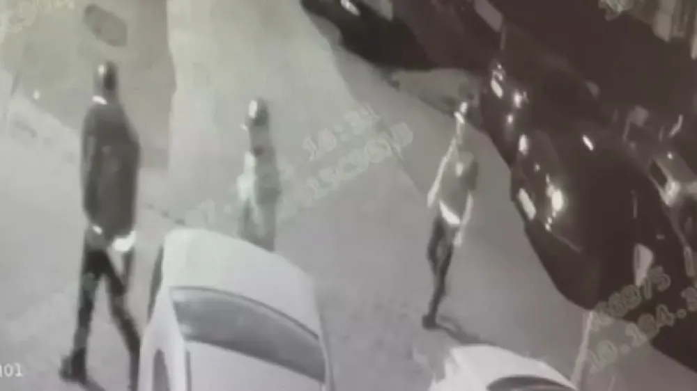 Polis yeleğiyle kasa çalan hırsızlar,iz bırakmamak için otomobili de yaktılar