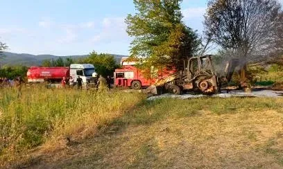 Ağaç sökümü sırasında alev alan iş makinesi demir yığınına döndü 