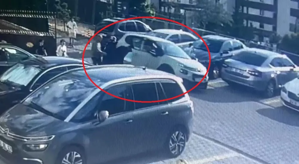 Otomobiliyle site kapısına ardından da önünde bekleyen çifte çarptı : o anlar kamerada