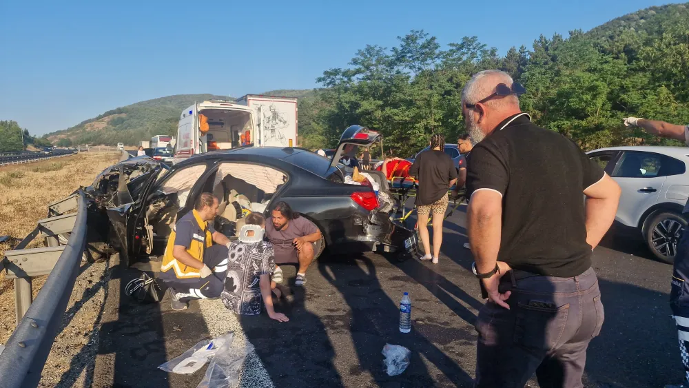 Otomobil önce kamyona ardından da bariyere çarptı : 5 yaralı