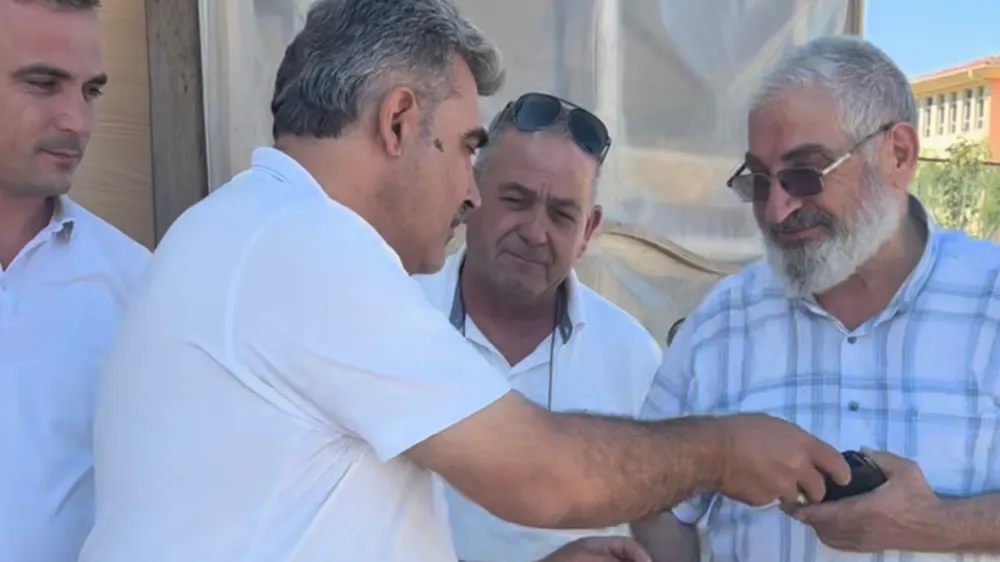 Özel halk otobüsü şoförü, araçta düşürülen cüzdanı sahibine ulaştırdı