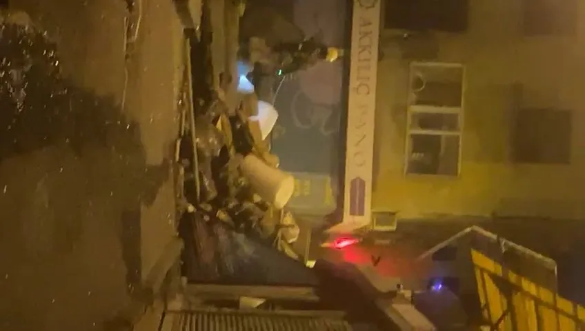 Beyoğlu’da 3 katlı bina patlama sonrası çöktü ;Patlama anı kamerada