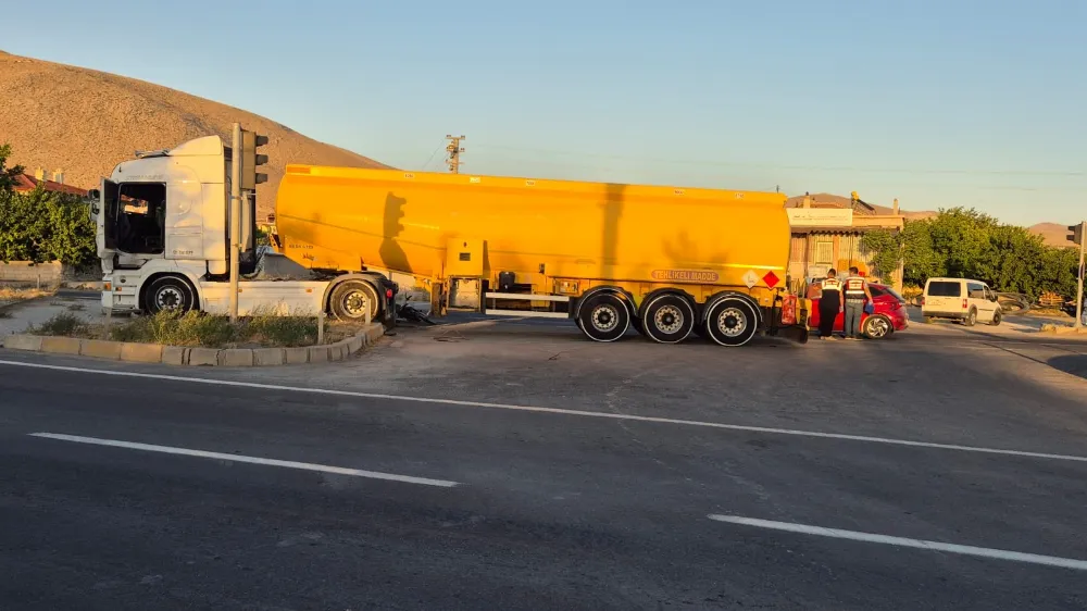 Otoyolda tankerle çarpışan motosikletin 84 yaşındaki sürücüsü öldü