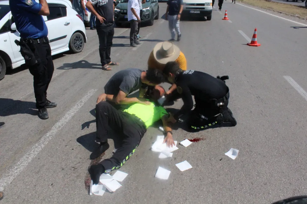 Dur ihtarına uymayan ehliyetsiz motosiklet sürücüsü polise çarptı
