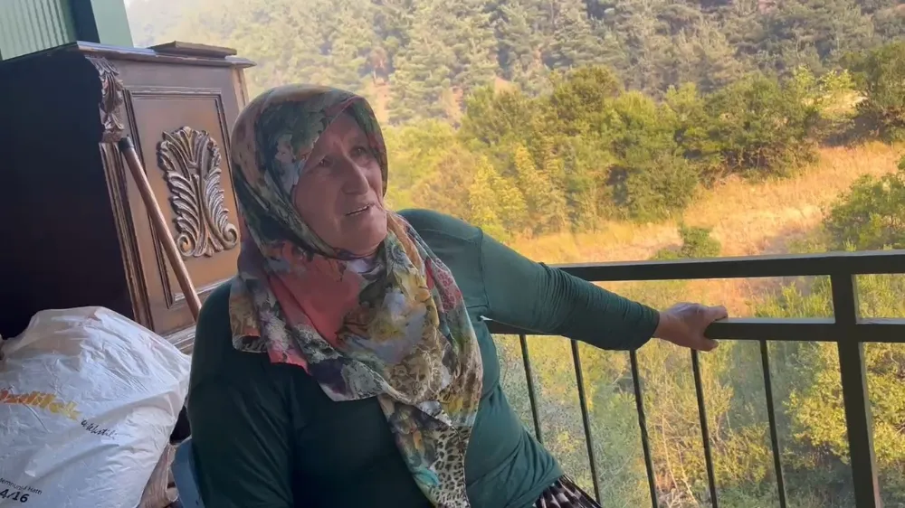 Alevlere müdahale ederken yangının ortasında kaldı,son anda kurtarıldı