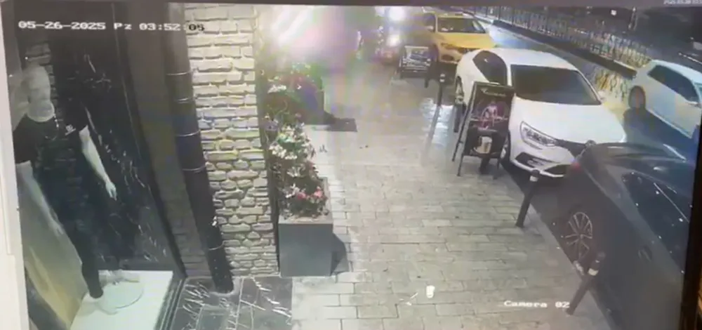 Ataşehir’de oto galeriye haraç için yapılan kalaşnikoflu saldırı kamerada: 13 gözaltı