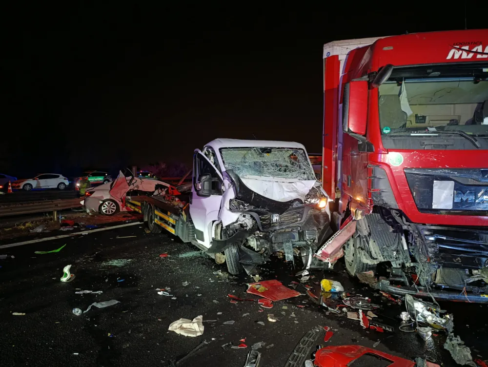 Adana’da TIR, yol kenarındaki 3 araca çarptı; 8 yaralı