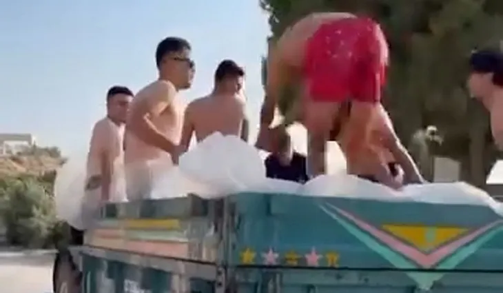 Römorku mobil havuz yapıp, şehir turu attılar