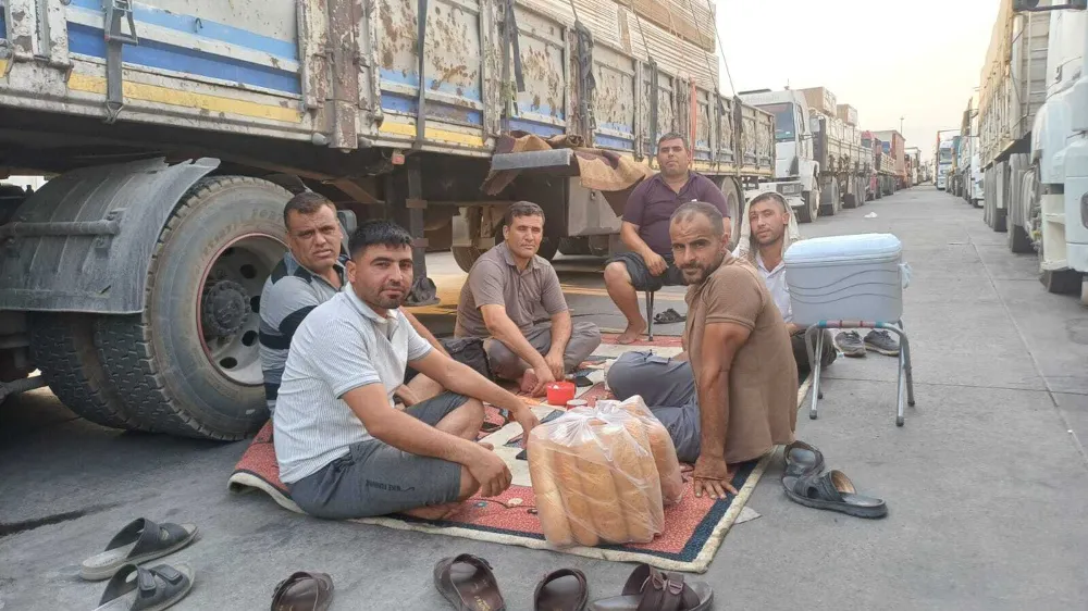 Silopi’de 49 dereceyi bulan sıcaklık, TIR şoförlerine zor anlar yaşatıyor