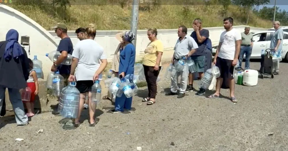 Tekirdağ’da yaşanan su kesintileri nedeniyle çeşme önlerinde kuyruk oluştu