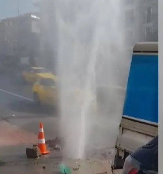 Kadıköy’de patlayan borudan fışkıran su 5 katlı bina yüksekliğine ulaştı
