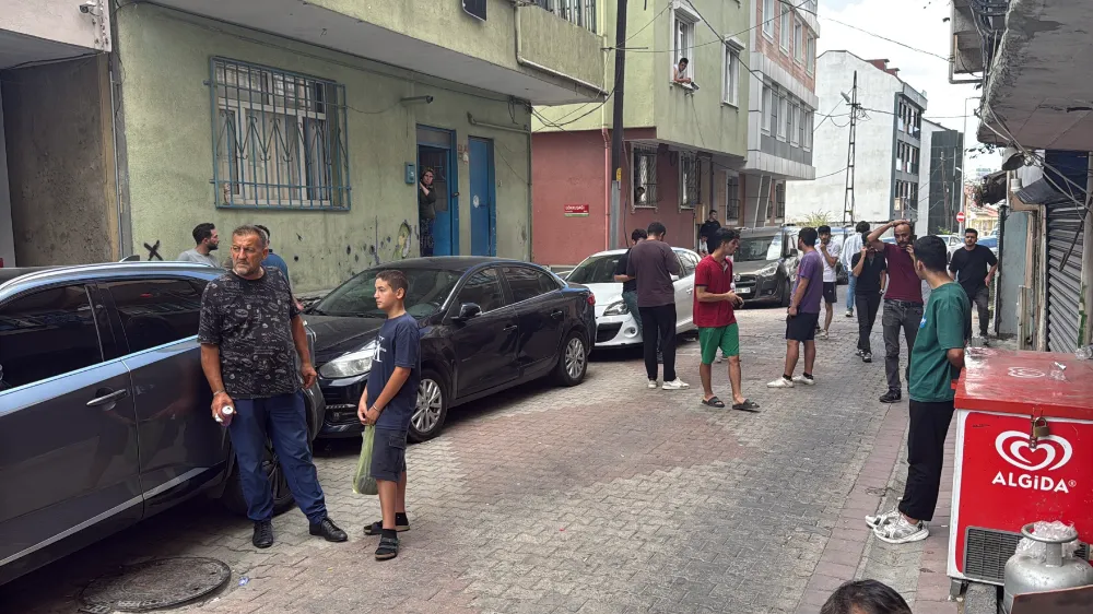 Ev arkadaşının boğazını keserek öldürdü ; Katil,kamerada