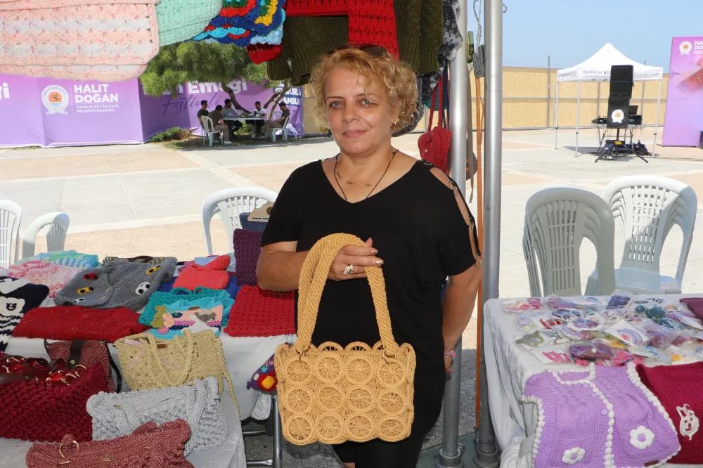 Hiç eğitim almadan kağıt ve polyester makrome ipten çantalar üretti 