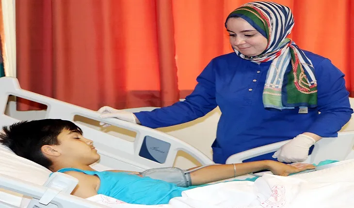 Şaka yaparken arkadaşını kolonya ile yaktı