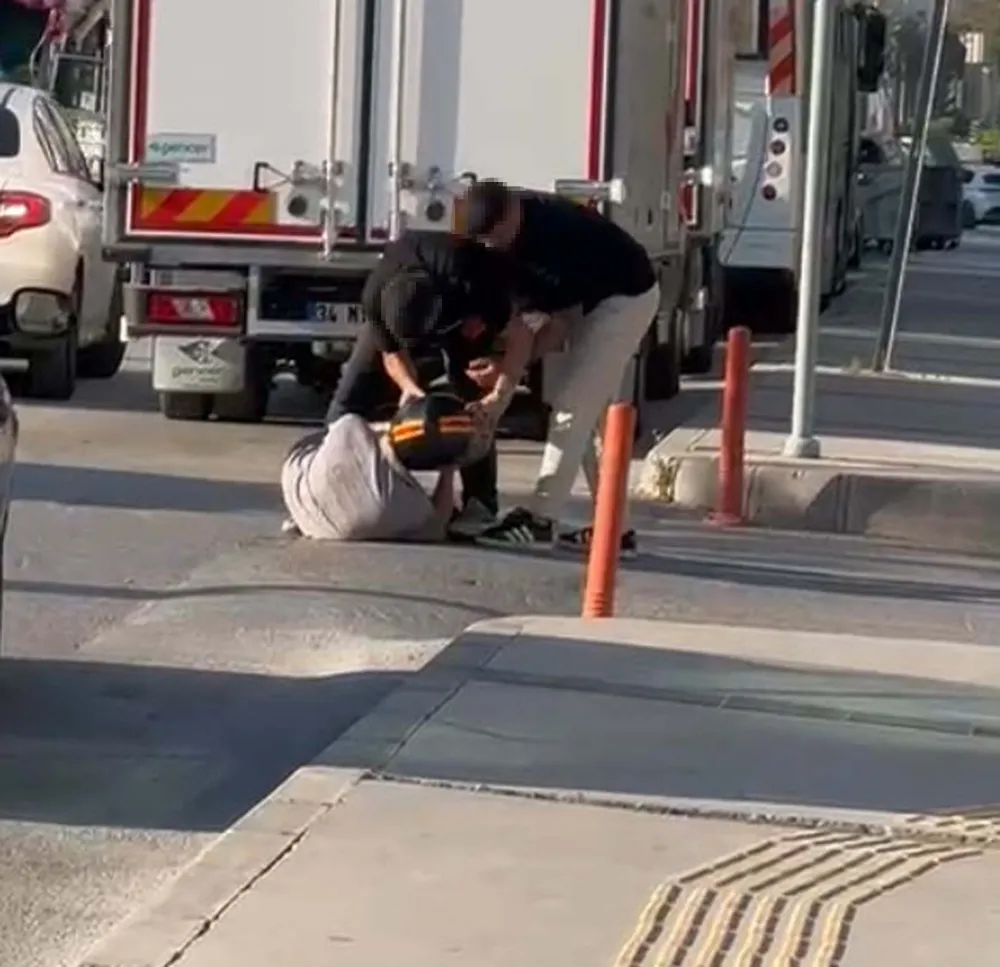 Motosiklet sürücüsünün 2 kişi tarafından darbedildiği anlar kamerada