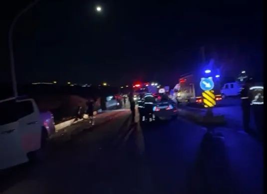 İzmir’de kamyonet ile hafif ticari araç çarpıştı 7 yaralı