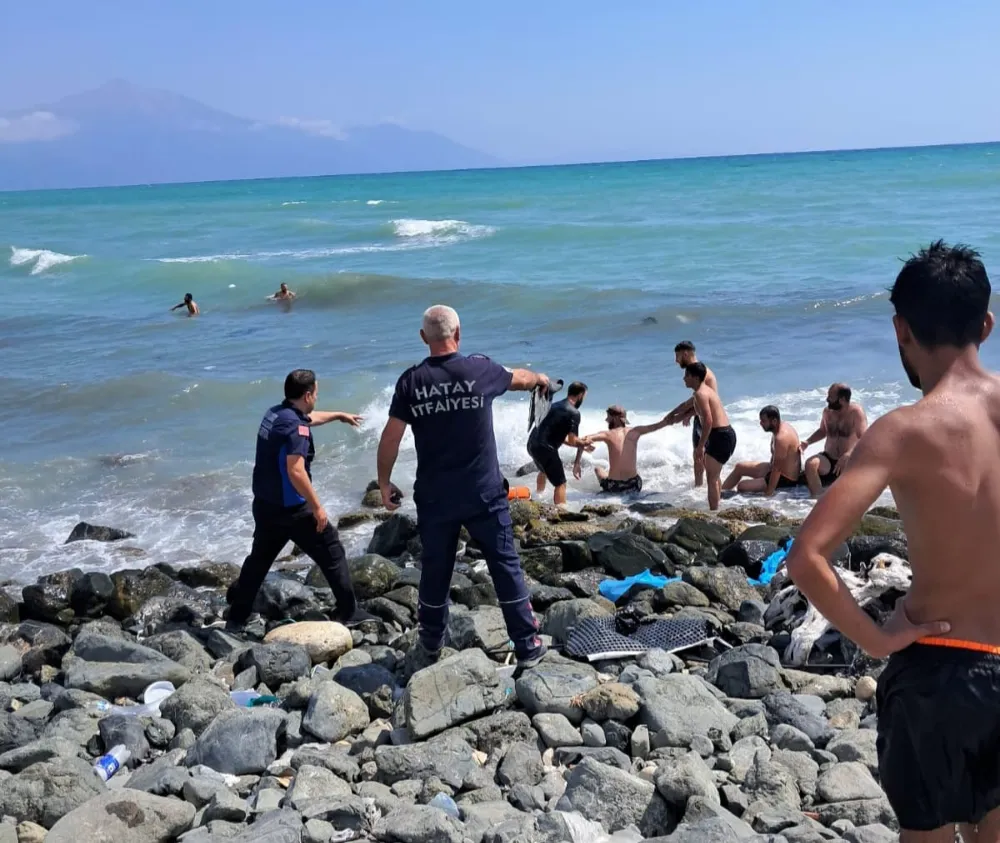 Boğulma tehlikesi geçiren 2 kişiyi itfaiye kurtardı