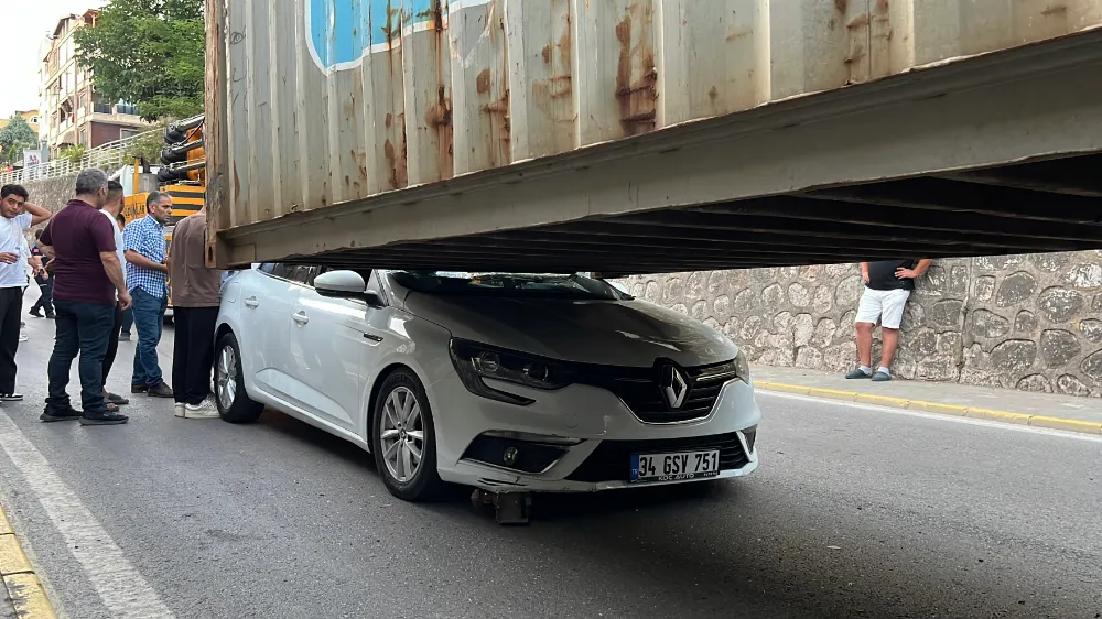 Üst geçide çarpan TIR’ın dorsesindeki konteyner, otomobilin üzerine kaydı