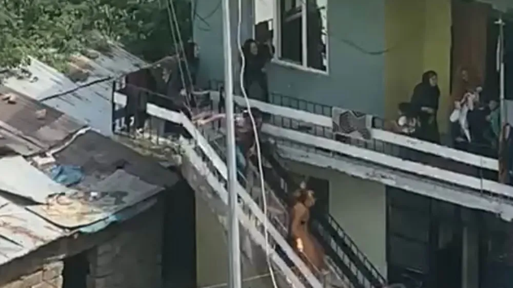 İki aile arasında çıkan kavgada,kadını tekme - tokat merdivenden indirdiler