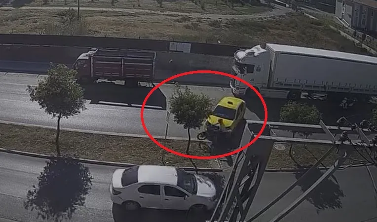 Yaya geçidinden karşı şeride geçmeye çalışan taksinin çarptığı motosiklet sürücüsü öldü