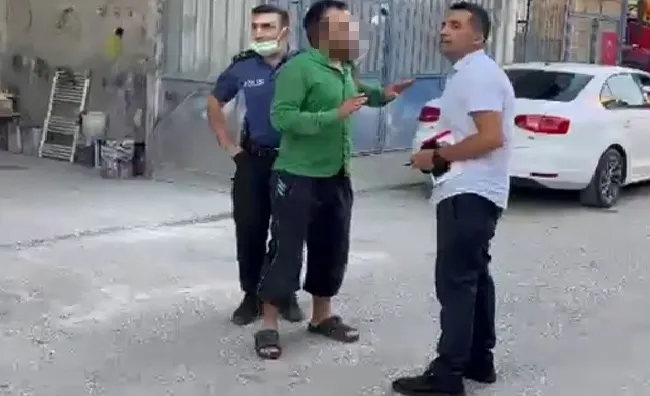 Evinde ölü bulunan adamın arkadaşı polisi görünce kaçmaya çalışınca gözaltına alındı
