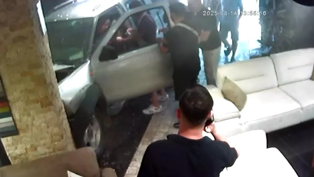Sürücüsü rahatsızlanan kamyonet, araca çarpıp mağazaya daldı ; olay anı kamerada