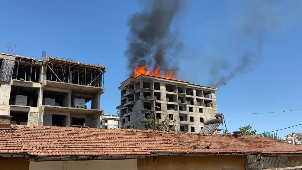 Elazığ’da inşaatın çatı katında yangın çıktı