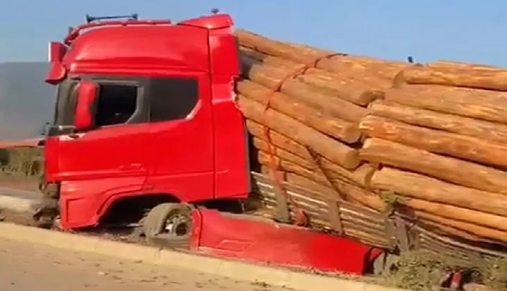 Trafikte şoförünün kontrolsüz ilerlediği tomruk yüklü TIR, refüje devrildi