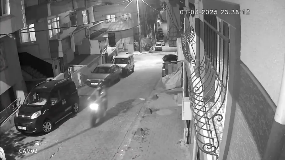 Küçükçekmece’de art arda iki silahlı saldırı; keşif için sokağa gelen şüpheliler kamerada