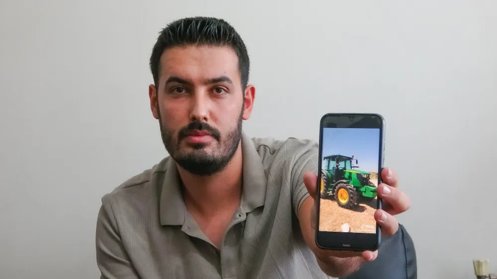 Sosyal medyada video izlerken çalınan traktörünü buldu
