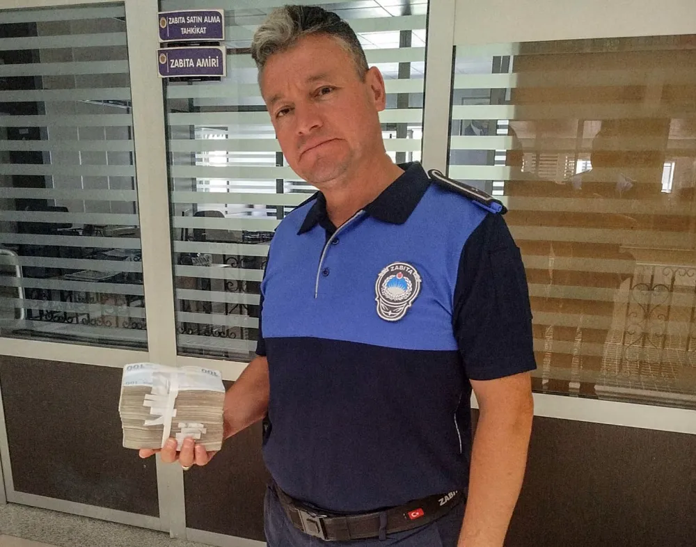 Yolda bulunan 100 bin lira sahibine teslim edildi