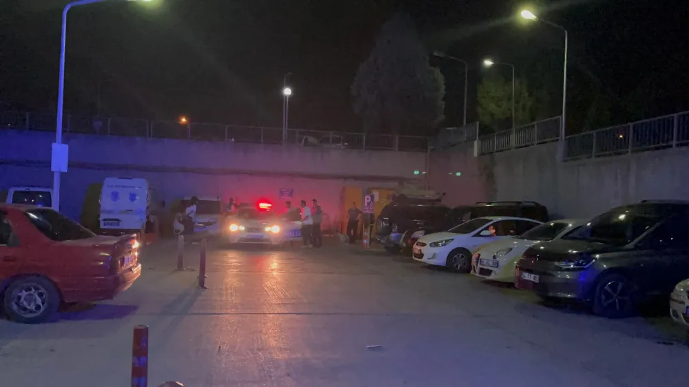 Hastane eczanesinde nöbetçi olan boşanma aşamasındaki eşini tabancayla vurdu