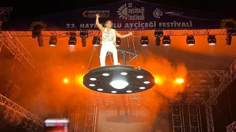 Rap Sanatçısı Emirhan Çakal,sahneye vinçle indirildiği esnada tüfekle vuruldu