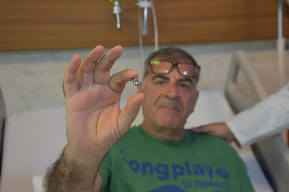 Öksürük şikayetiyle hastaneye gitti,akciğerinden diş implantı çıktı