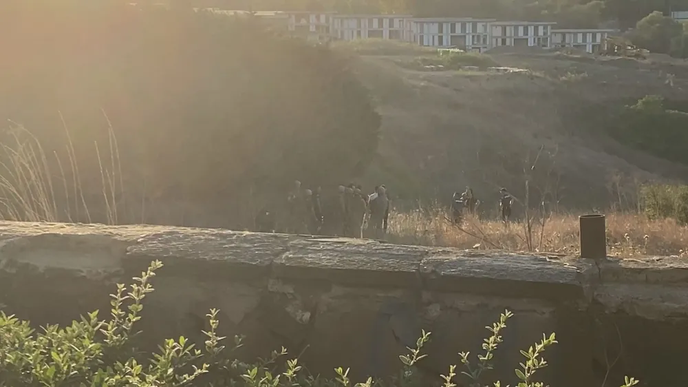 Eşini silahla yaralayan şahıs kaçamayacağını anlayınca silahı kendi başına dayadı