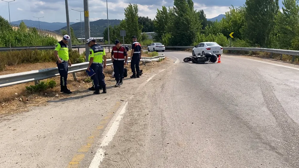 Devrilip bariyerlere çarpan motosikletin sürücüsü öldü, kızı ağır yaralandı