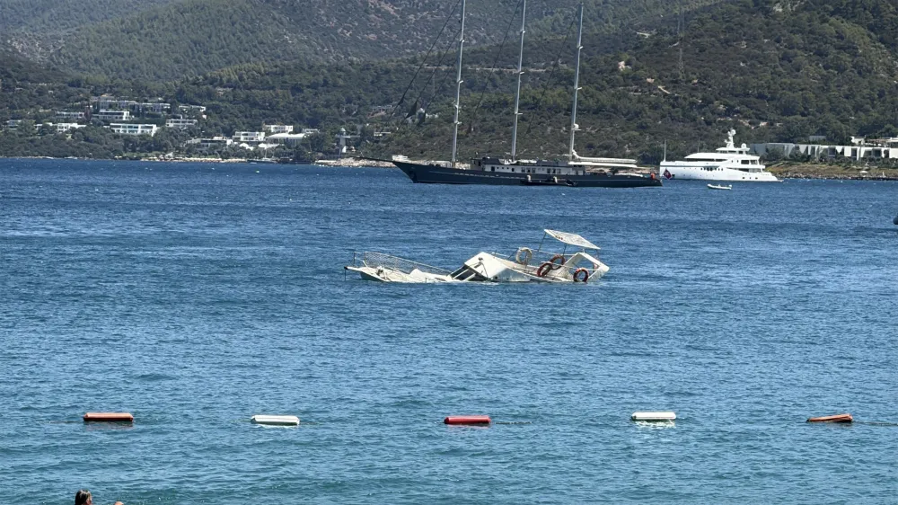 Bodrum’da 10 metrelik ahşap tekne battı